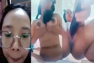 Nina Terong Keasikan Colmek Becek Ketagihan Gatal